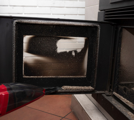 come pulire la stufa a pellet - immagine in evidenza due